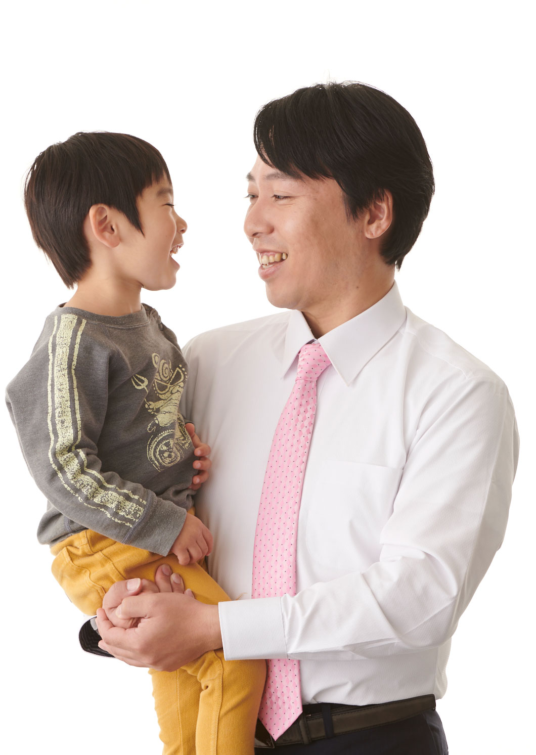 写真：長男を抱きかかえる猪又隆広